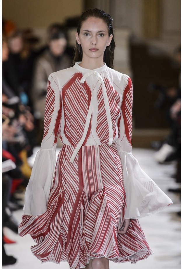 طرق اختيار الملابس المناسبة للفتاة القصيرة لتبدو اكثر اناقة