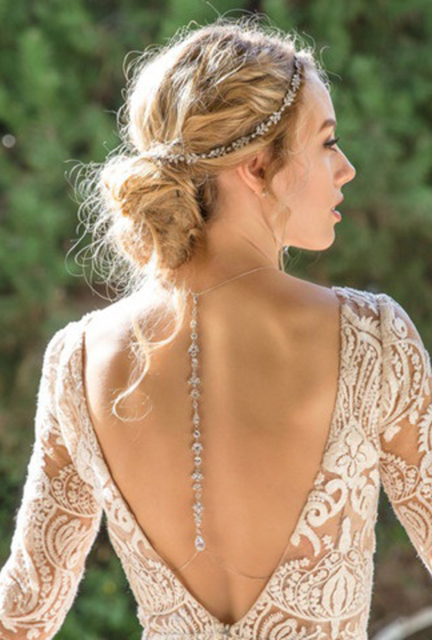 اكسسوارات ناعمة لظهر العروس