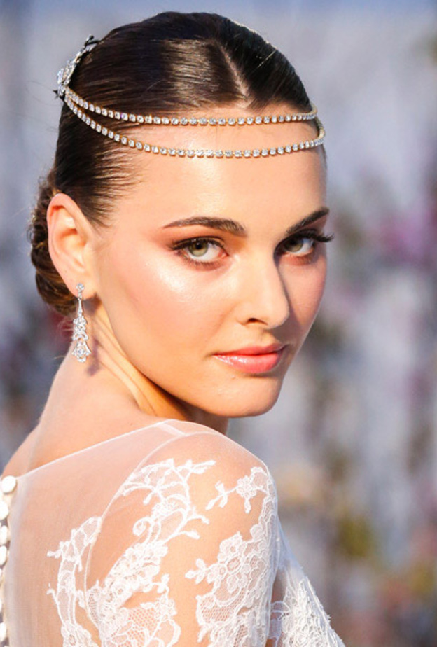 تسريحة ناعمة مع غرة مسحوبة إلى الخلفل واكسسوار جميل