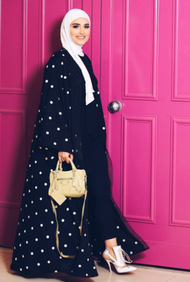 اكسسوارات نسائية مع شنط صقيرة مناسبة للعبايات