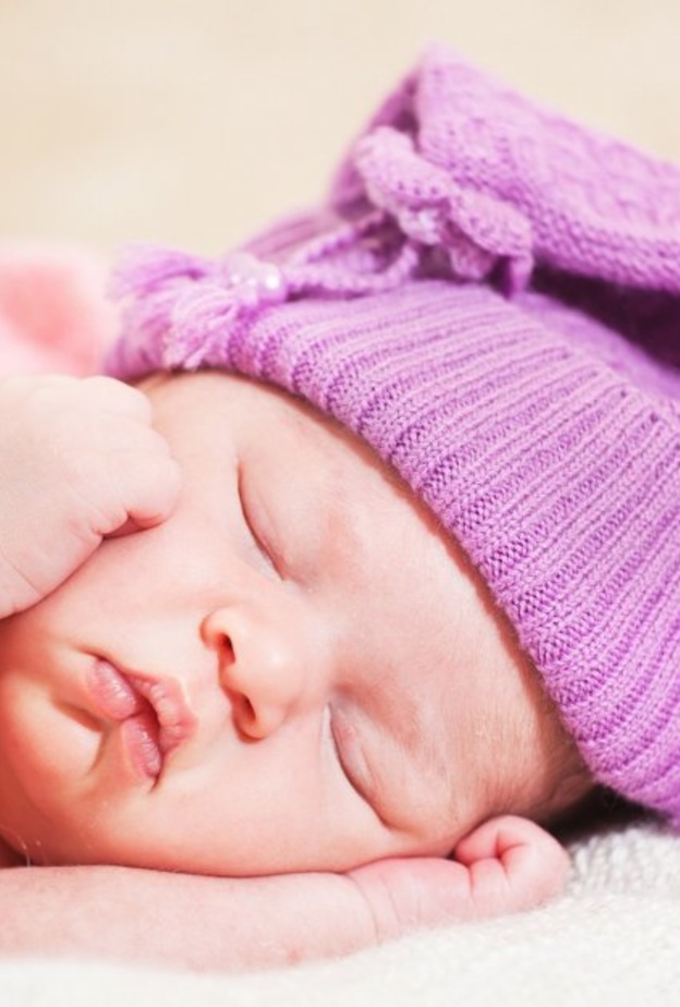 نوم الرضيع على الوسادة قد يسبب الموت المفاجئ