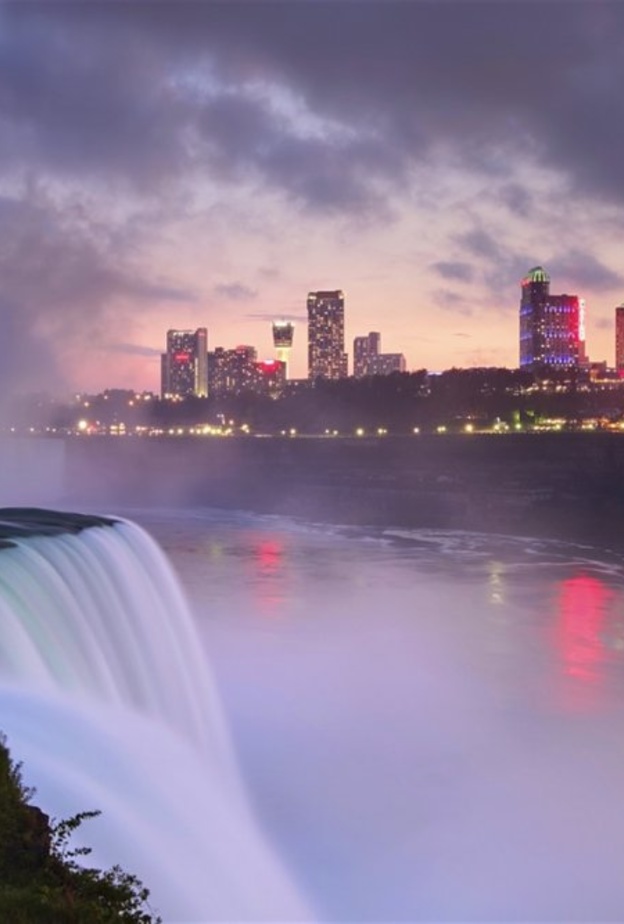 شلالات نياجرا بداية من الحدائق والبحيرات التي تحيط بشلالات نياجرا