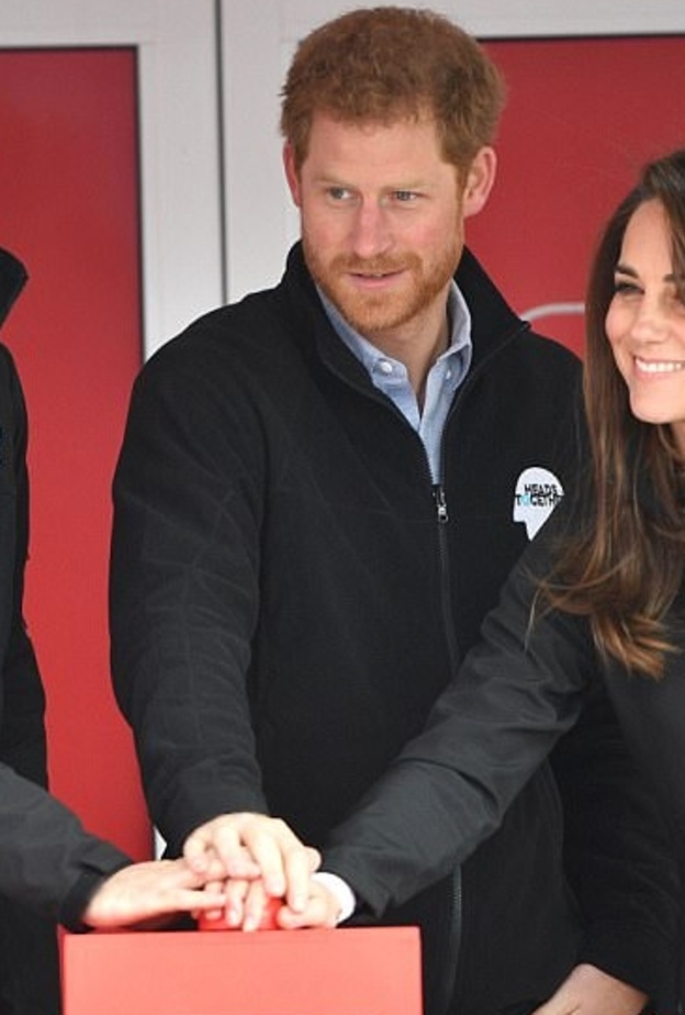 الامير هاري يتوسط كيت والامير وليام