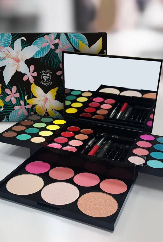 المكياج هدية جميلة للعروس