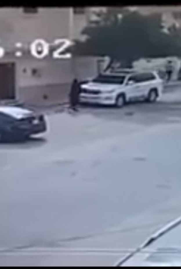 لصوص مسلحون يعتدون على سعودي ويسرقونه أمام المارة