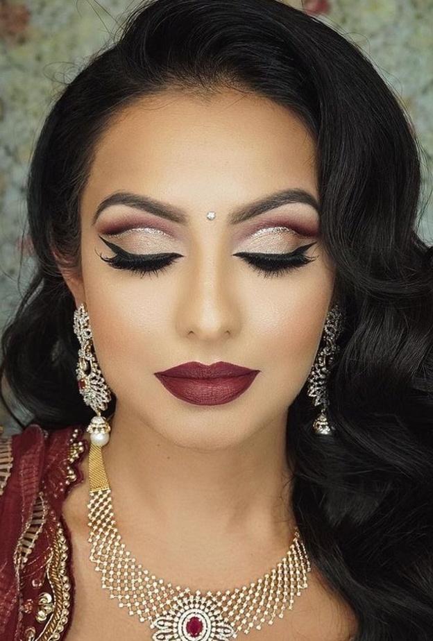 اللون الأزرق بظلال العيون في المكياج الهندي