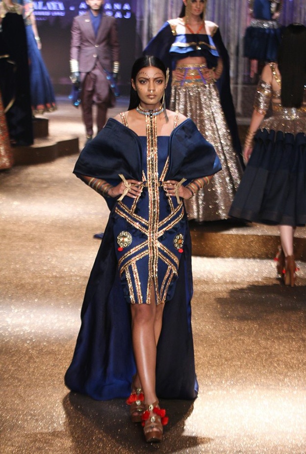 فساتين هندية واسعة بأسلوب عصري.