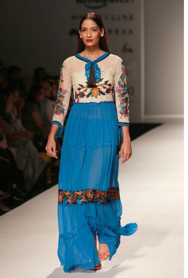 ازياء هندية مع الفساتين الواسعة وتفاصيل الكشكش