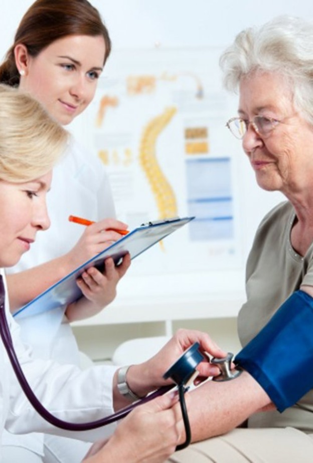 يصل معدل ضغط الدم الطبيعي لدى كبار السن 150-90 ملم زئبق