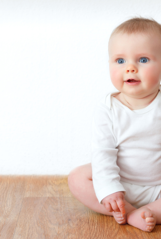 ما هي أضرار إجبار الطفل على الجلوس المبكر؟