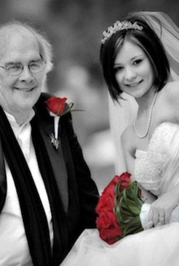 ما هي الأسباب التي تجعل بعض الفتيات تتزوج من رجل يكبرها كثيرا في العمر 