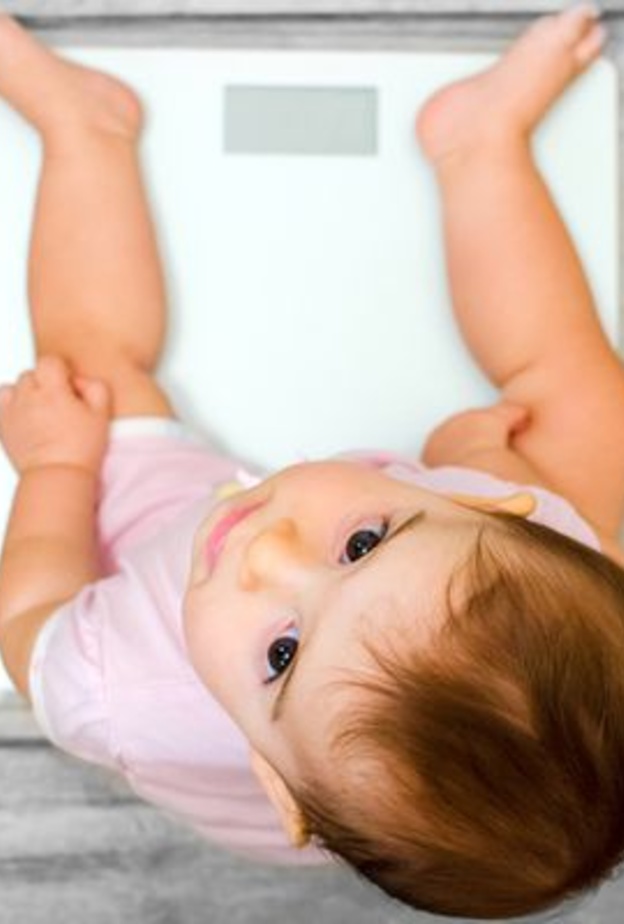 يجب أن تتأكد الأم من أن طفلها يتناول وجبات غذائية صحية