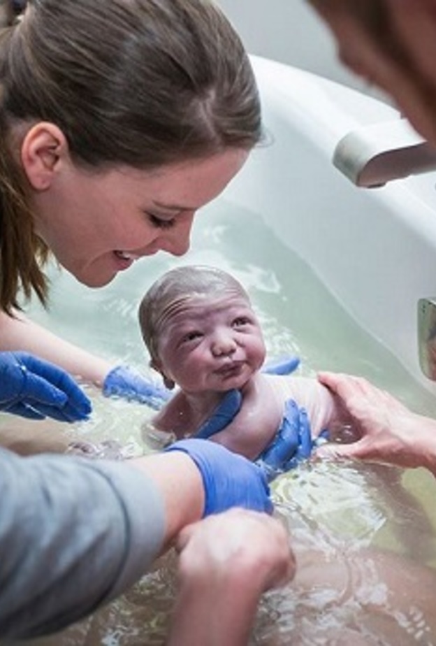 ما هي فوائد ومخاطر الولادة في الماء ؟