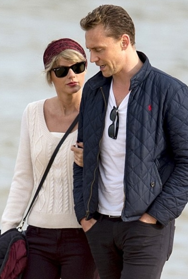 توم هيدلستون يلوم تايلور سويفت على فقدانه دور جيمس بوند