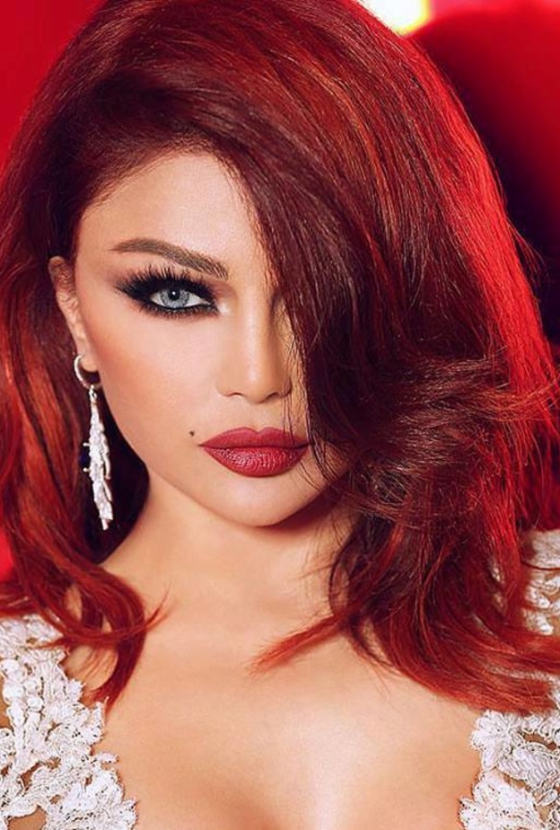 إطلالة هيفاء وهبي بأحمر الشفاه الأحمر
