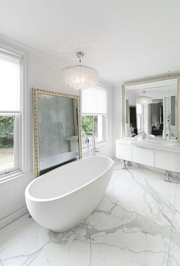 انسجام الخشب مع الرخام في ديكور الحمام