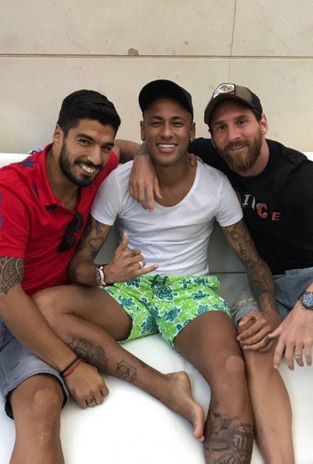 ميسي يسخر من بيكيه يصورة حازت على أكثر من مليون إعجاب