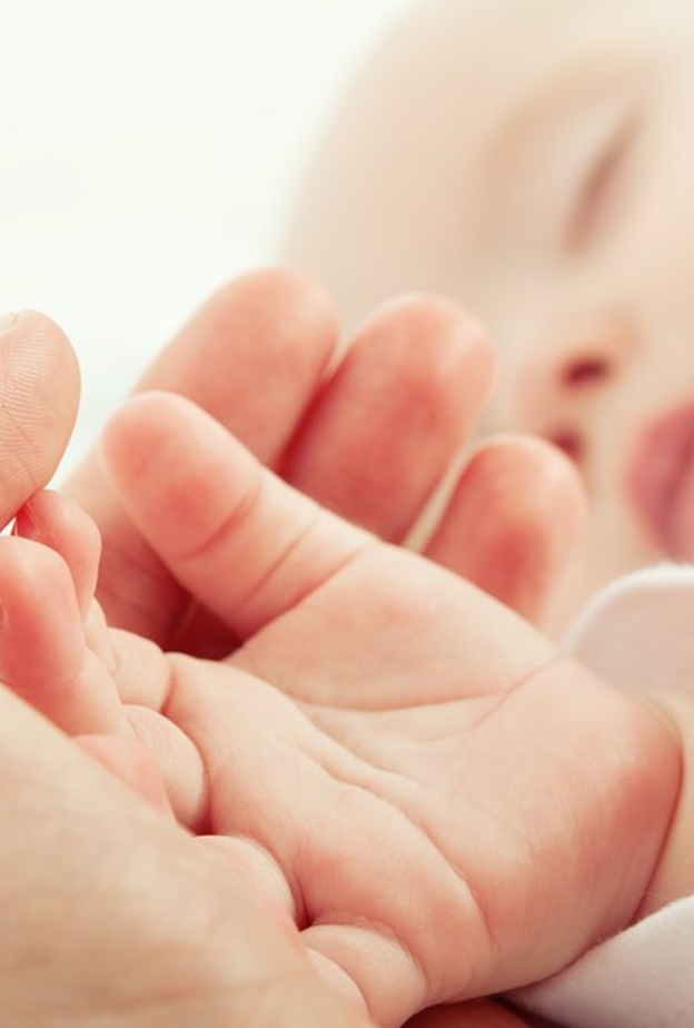 أهمية و طريقة قص اظافر الطفل 