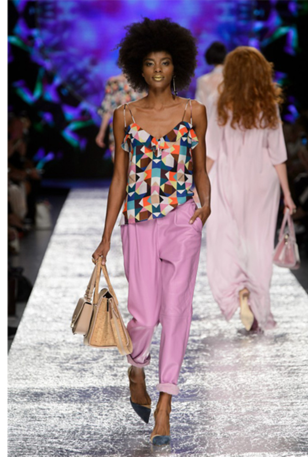 بناطيل واسعة لا تتعدى حدود الركبة باللون الوردي الفاتح من دار Aigner  