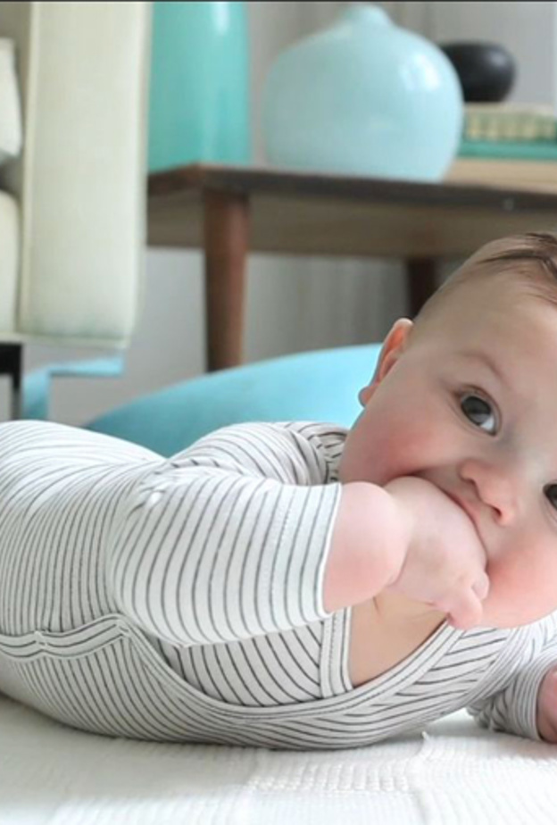 فوائد واضرار نوم الطفل على بطنه