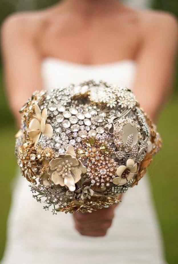 الاختلاف والتنوع في البوكية المزين بالكرستال لأنها يدوية الصنع