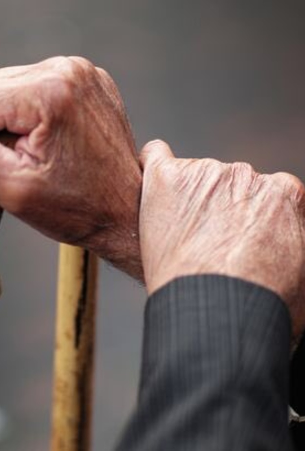 تثقيف وتوعوية المجتمع بمرض الزهايمر.