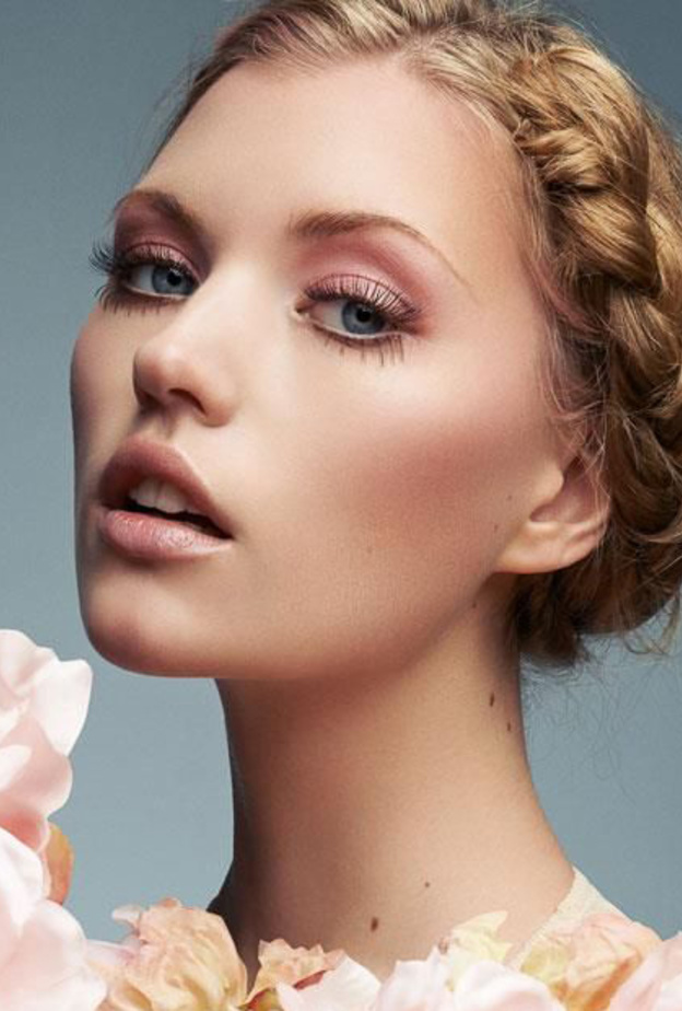 مكياج وردي فاتح وناعم