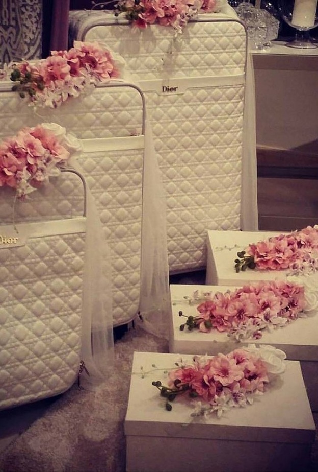 احرصي على ان يتم تعليق الملابس والفساتين بطريقة مرتبة