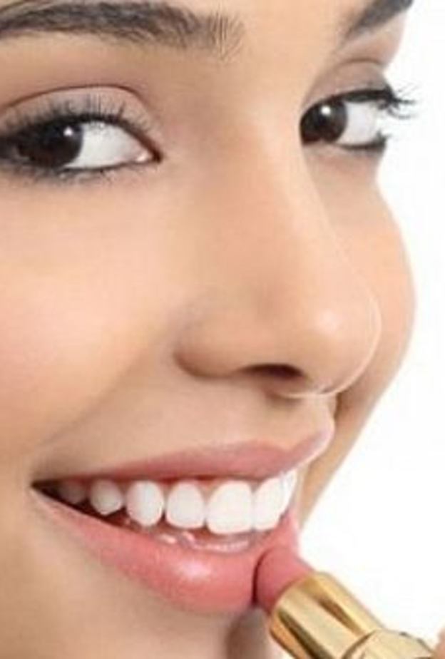 حكم وضع أحمر الشفاه في نهار رمضان