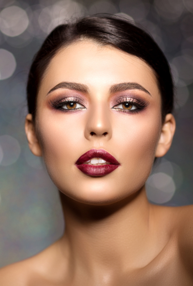 عند وضع المكياج المائي يجب اختيار الألوان المائية في ظل العيون