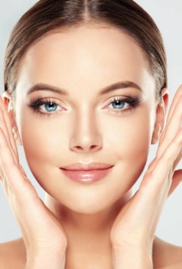 لإعطاء وجهك نظارة وحيوية اتجهي نحو الألوان الوردية للبلشر