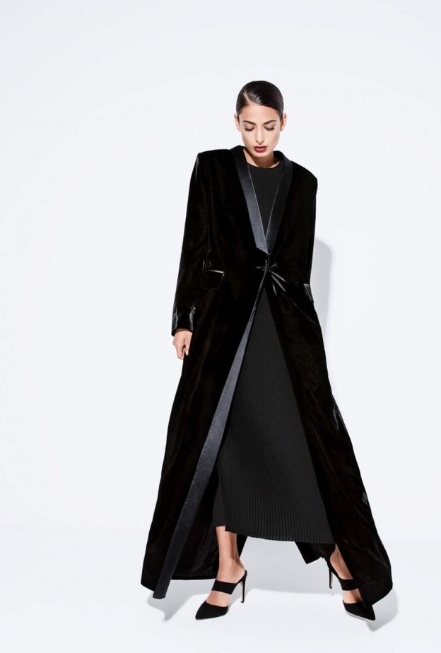 عباية باللون الأسود من تصميم فايزة بوقصة