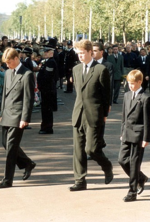 مقربون من ديانا يتحدثون عن يوم دفنها