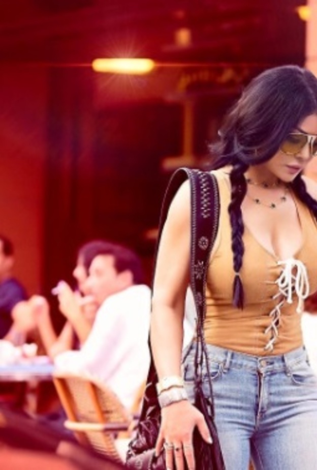 هيفاء وهبي تتجه نحو اختيار تسريحات شعر الضفائر بأسلوب شبابي.