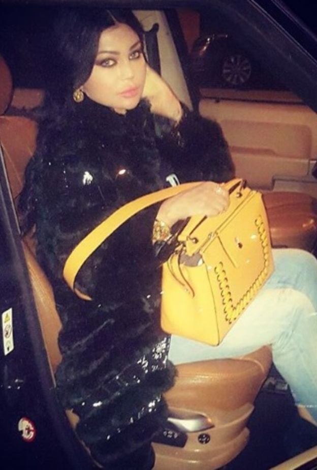 هيفاء وهبي مع بنطلون جينز شبابي واكسسوارات مشرقة