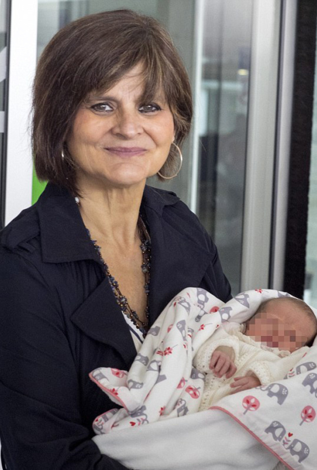 الأم ووليديها بصحة جيدة