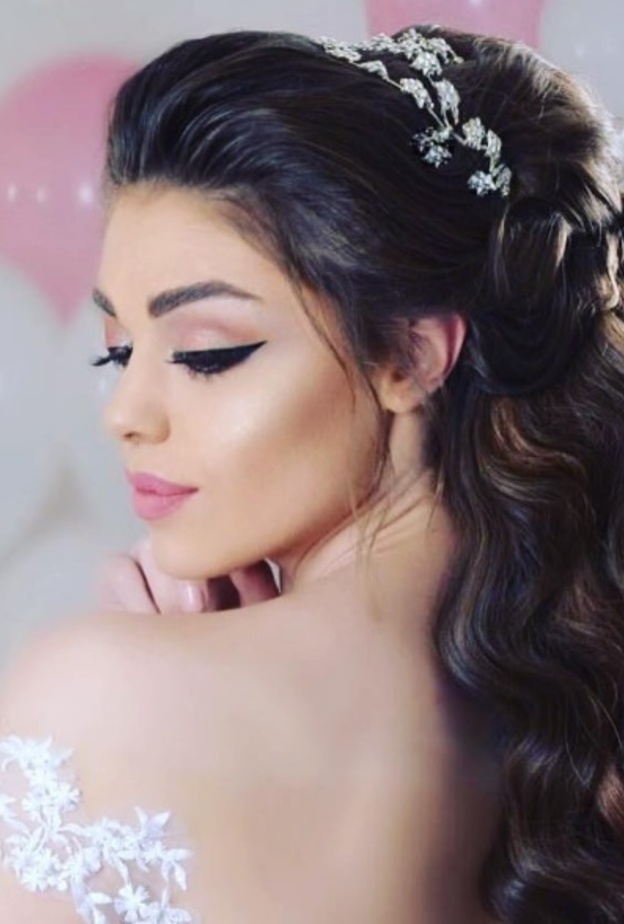 تسريحة شعر أنيقة مع الاكسسوار