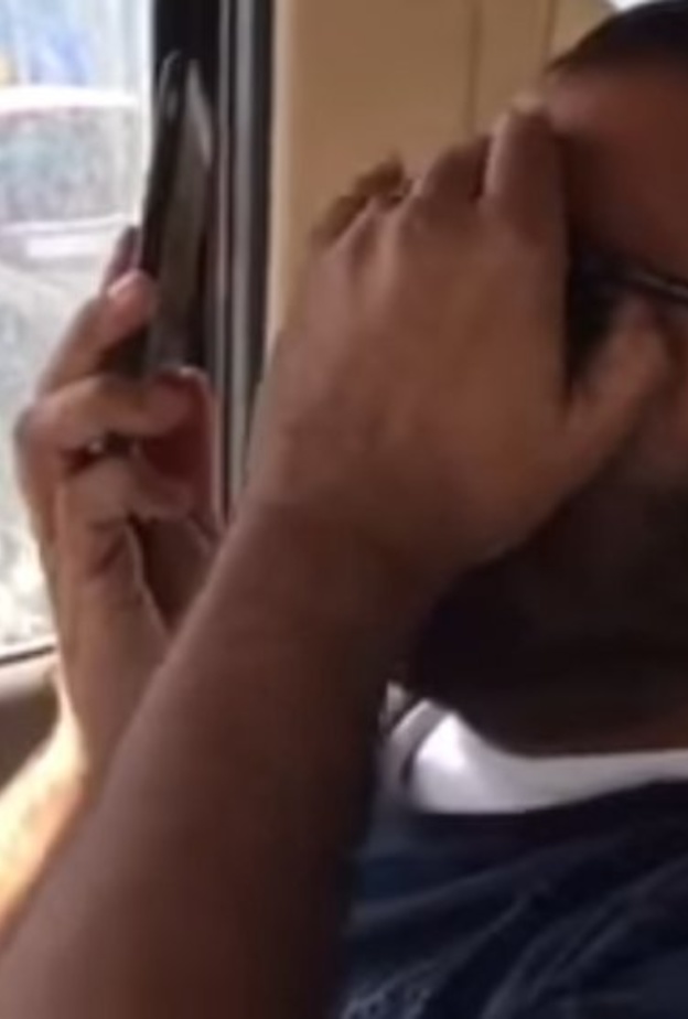 الشاب السعودي أثناء تلقيه الاتصال الذي غير حياته.