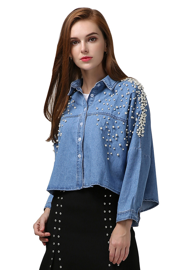 اللؤلؤ يتألق في الملابس والاحذية لموضة ما قبل الخريف