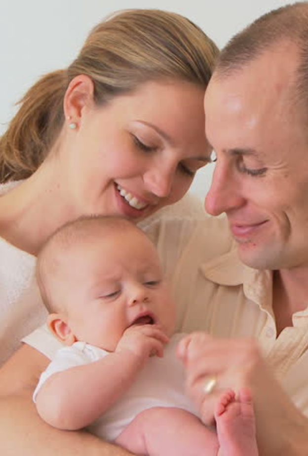 متى يتعرف الطفل على امه وابوه بعد الولادة