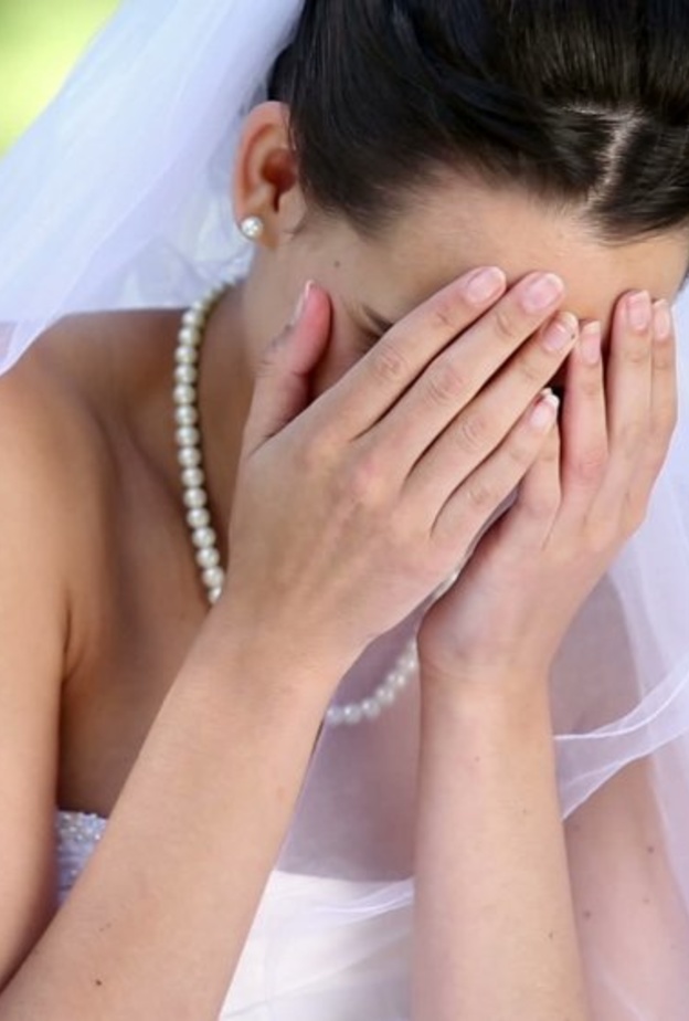 عريس يتفاجأ بقباحة عروسته ليلة الزفاف