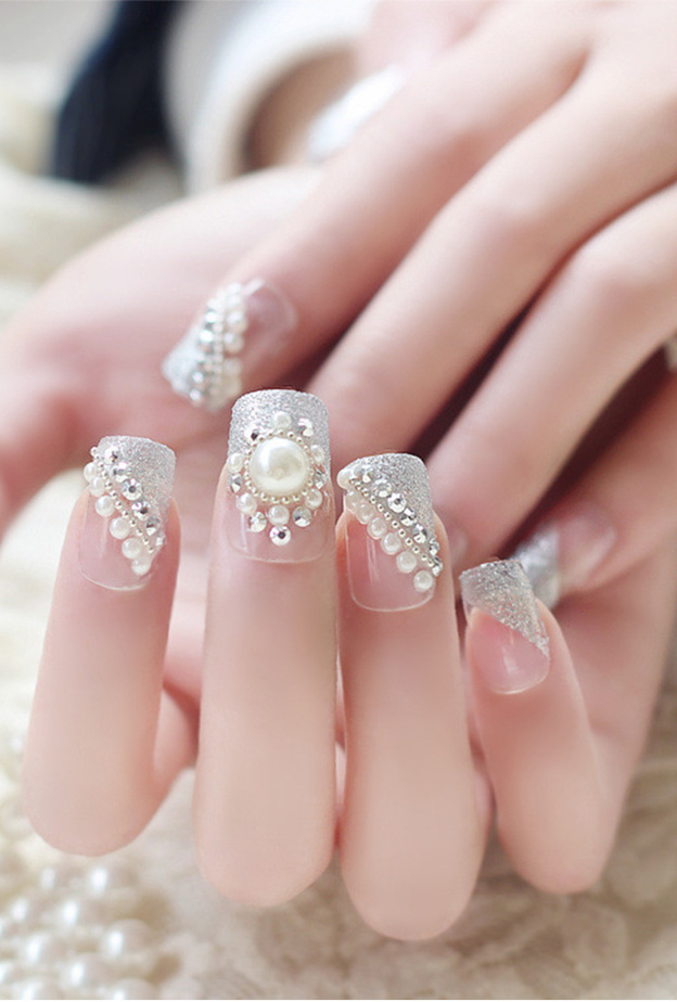 اللؤلؤ يزين اظافر العروس