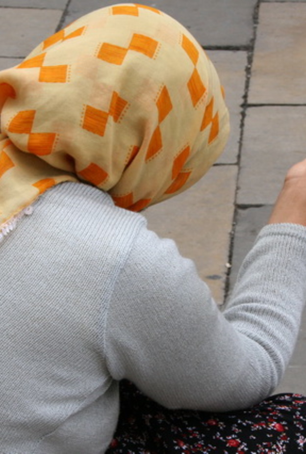 لصان يسرقان 200 ألف دولار من متسولة