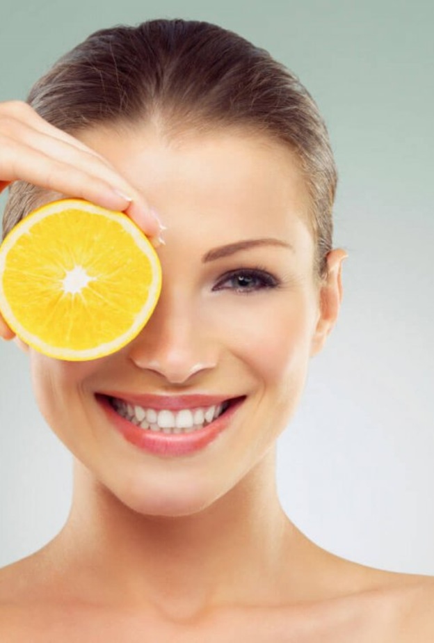 الليمون يشد البشرة والمسام ويعالج حب الشباب