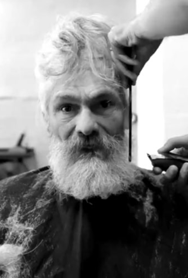 الفيديو يشرح كيف تمكّن صالون للحلاقة من تغيير حياة خوسيه أنطونيو.