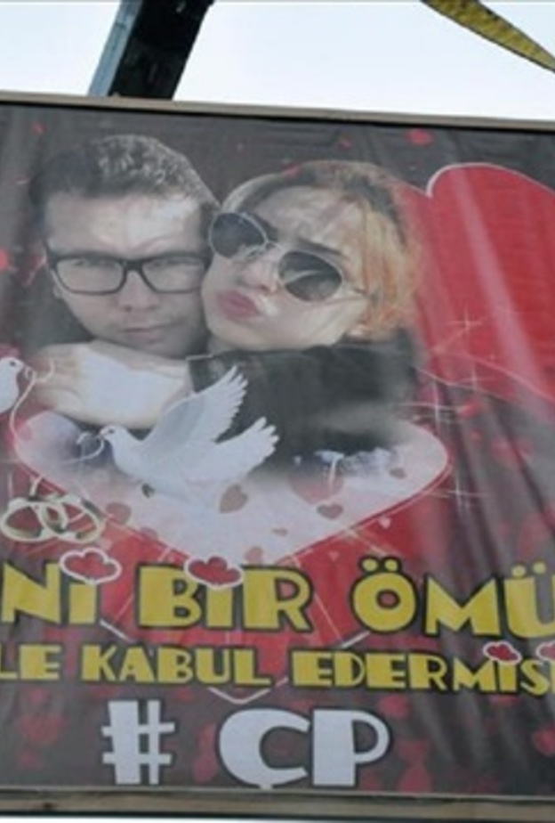 رجل يطلب يد فتاة بلافتة رفعها أمام شرفة منزلها