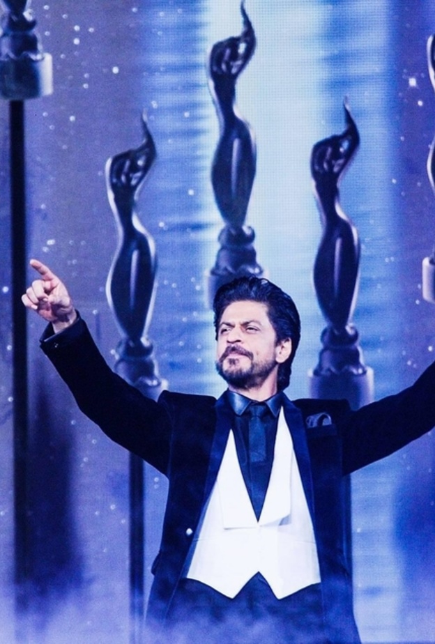 شاروخان يعتذر من الصحفيين عبر تويتر