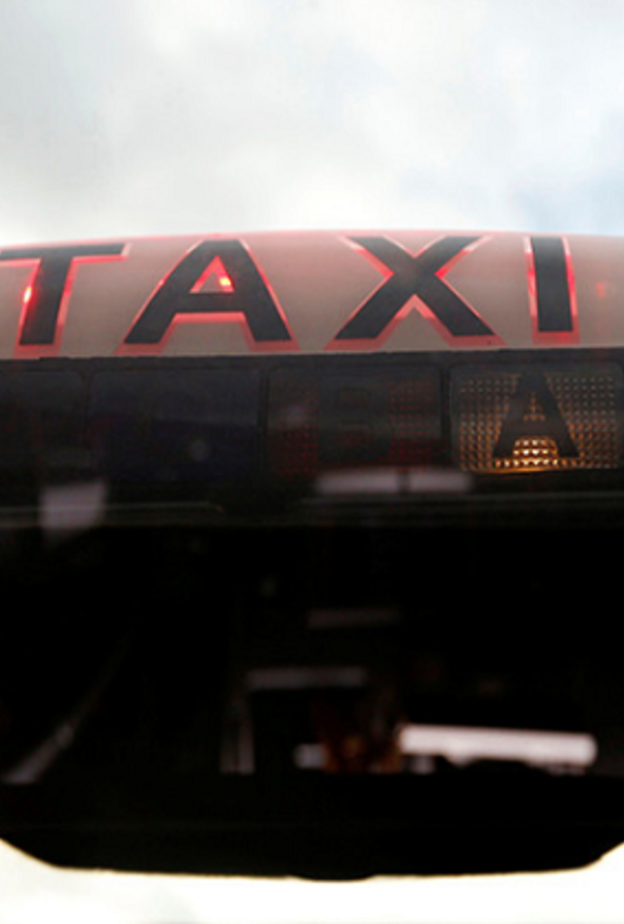 تاجر نسي ثروة كبيرة في سيارة أجرة