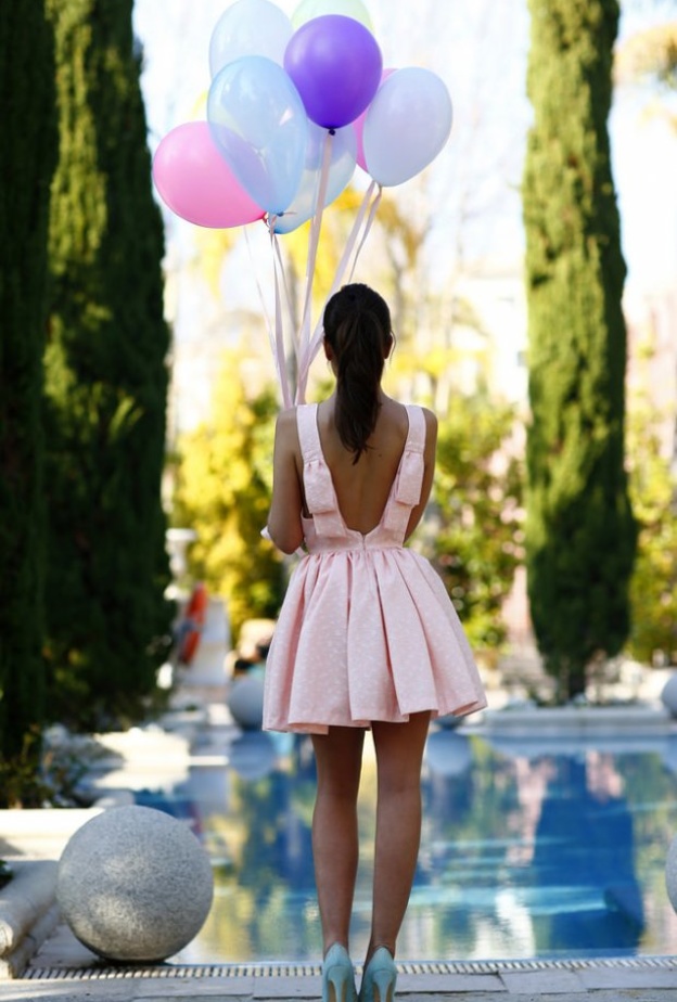 اختاري الألوان الزاهية والتعريقات الصيفية لاطلالات حفل عيد ميلادك على شاطئ البحر