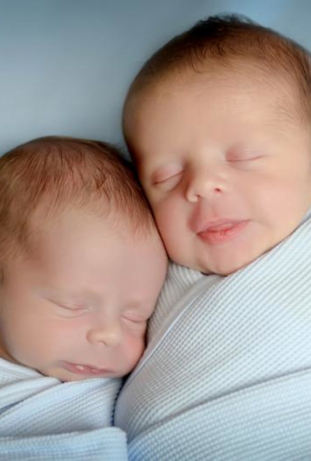 طفل يُولد حاملاً في اخيه التوأم 